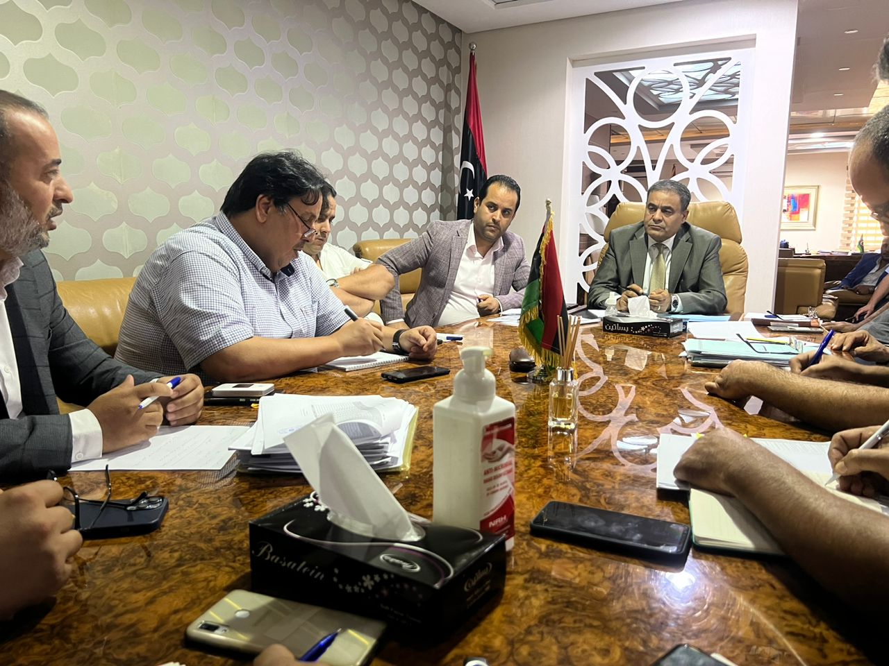 وزير المواصلات بحكومة الوحدة الوطنية الأستاذ / محمد الشهوبي يعقد إجتماعاً بمقر جهاز تنفيذ مشروعات المواصلات