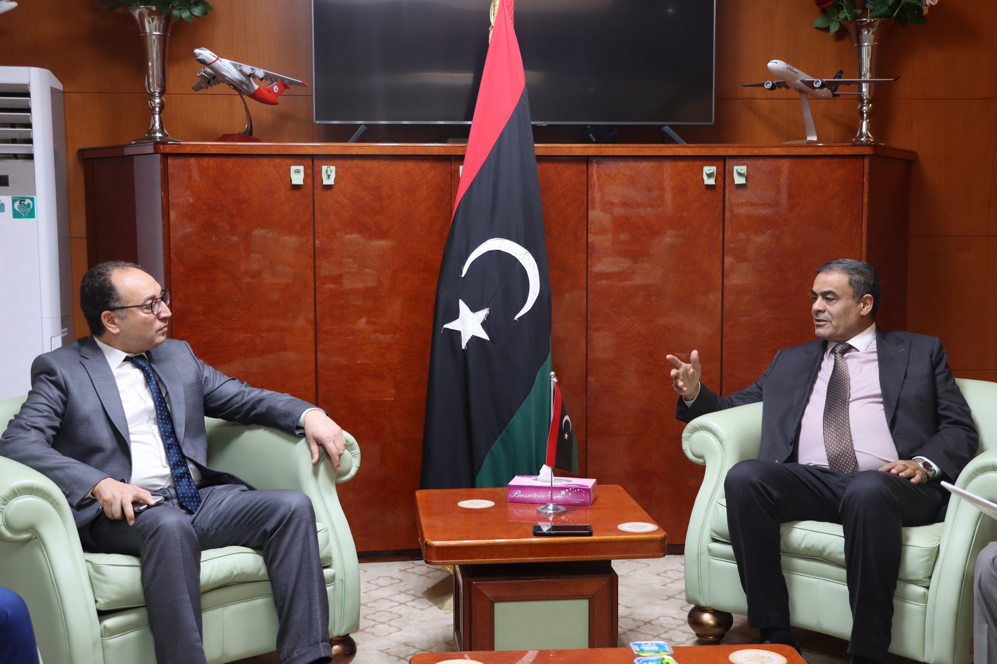 وزير المواصلات يلتقى سفير دولة تونس المعتمد لدي ليبيا .